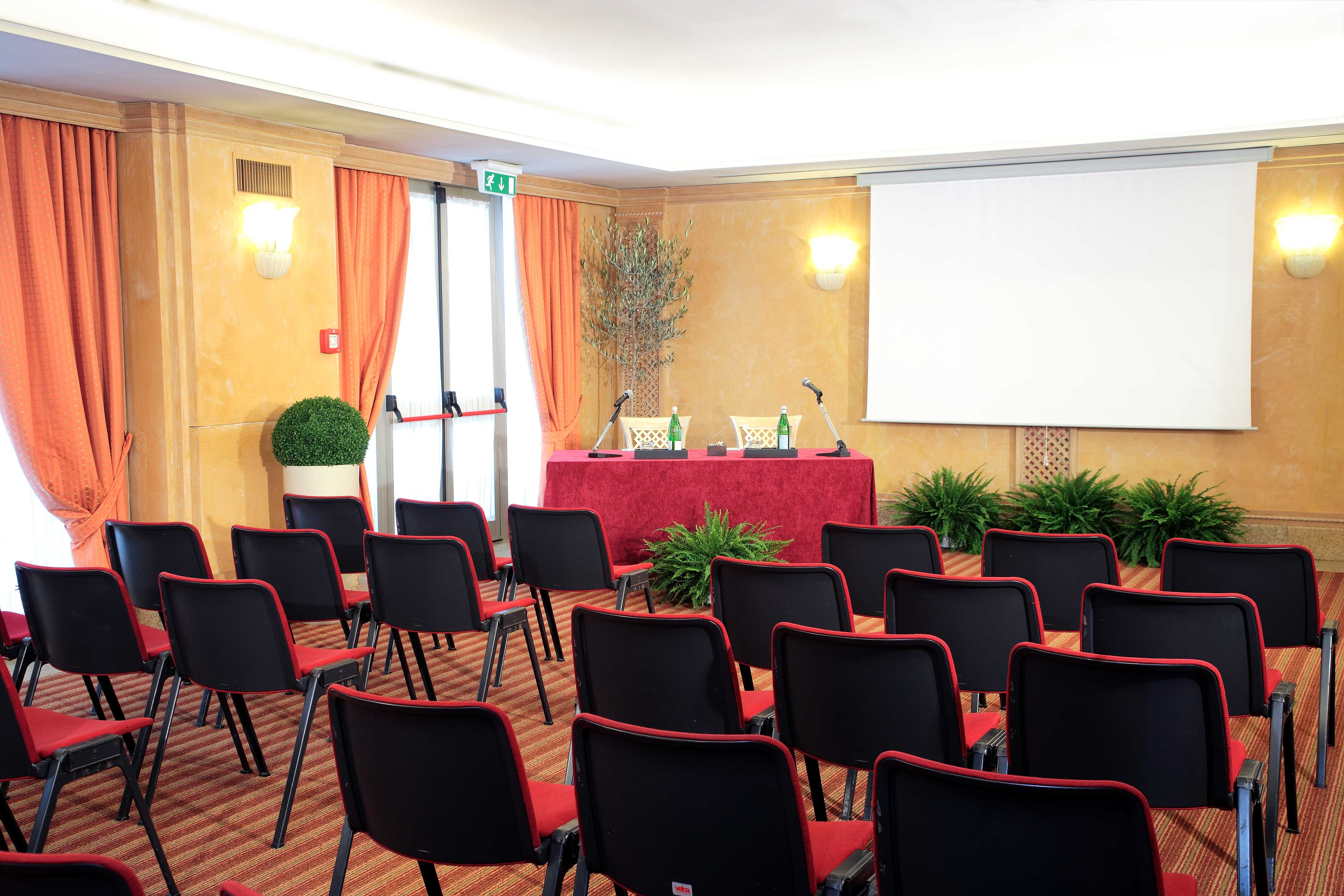Starhotels Vespucci_Fi_Magellano Meeting Room_1 (1).jpeg